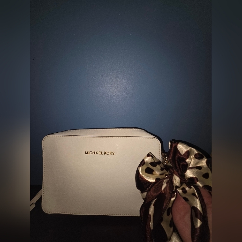 NWOT Michael Kors White Crossbody Bag with Polka Dot Scarf - Picture 4 of 4